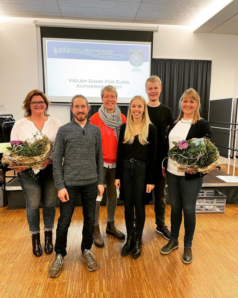 Gruppenfoto des alten und neuen Vorstands bei der Jahreshauptversammlung 2022