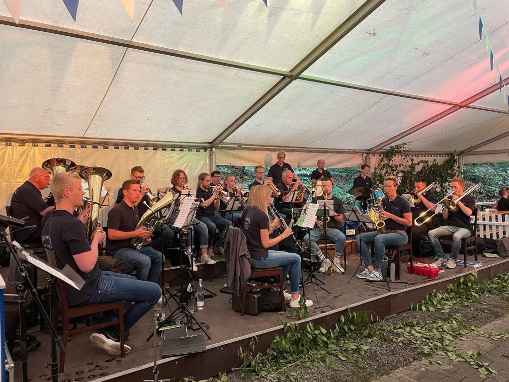 Musikerinnen und Musiker im Festzelt bei der Bierprobe 2022