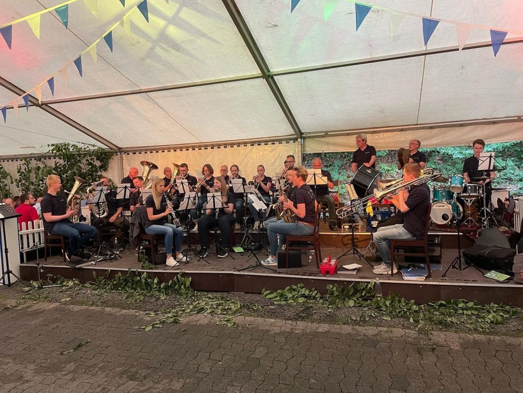 Das Orchester unter Wimpelgirlanden im Festzelt bei der Bierprobe 2022