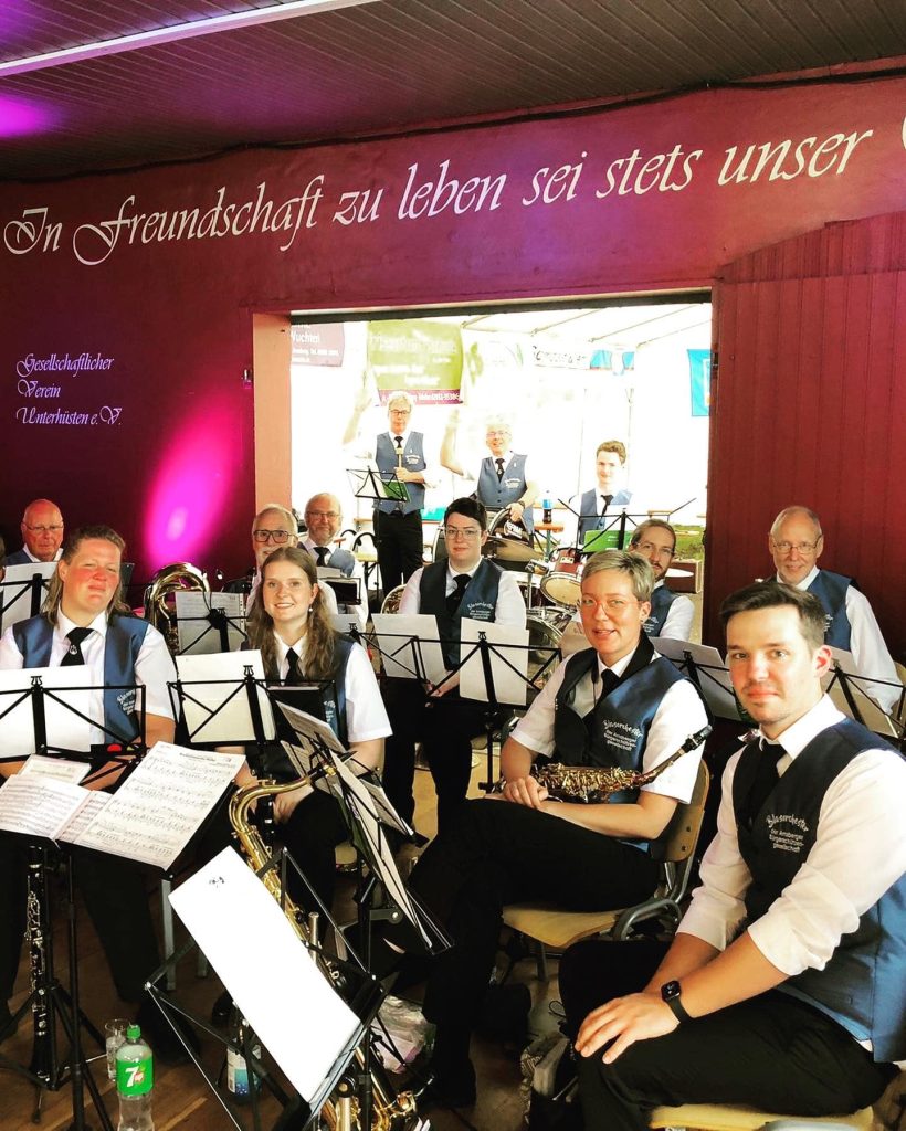 Das Orchester in Uniform auf der Bühne beim Sommerfest des GVU Hüsten 2022