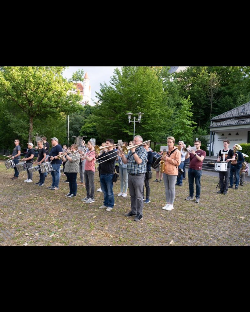 Orchester und Tambourcorps in Marschformation bei der gemeinsamen Probe 2022