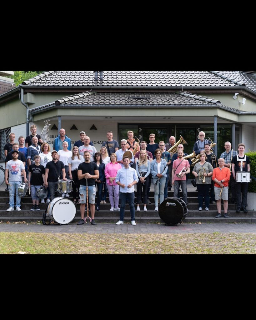 Gruppenfoto von Blasorchester und Tambourcorps bei der gemeinsamen Probe 2022
