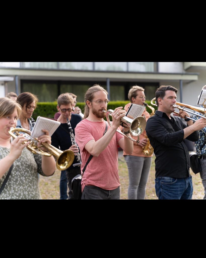 Trompeter spielen bei der gemeinsamen Probe mit dem Tambourcorps 2022