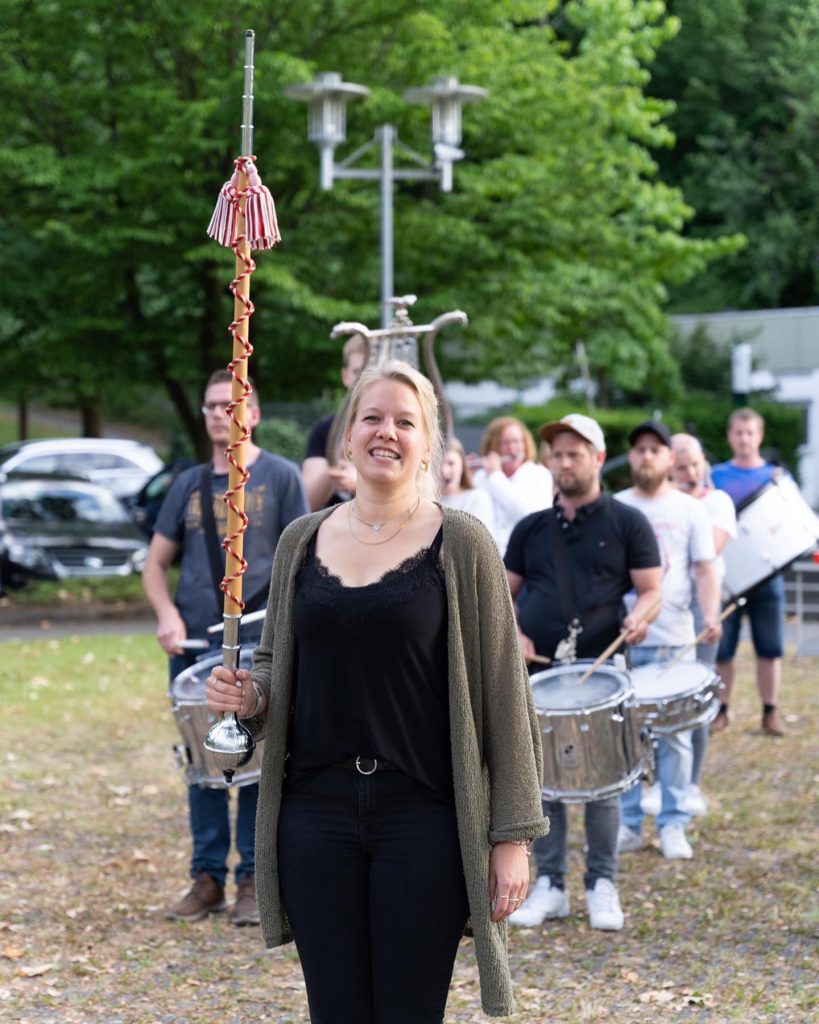 Eine Frau mit Tambourstab vor den Trommlern des Tambourcorps, gemeinsame Probe 2022