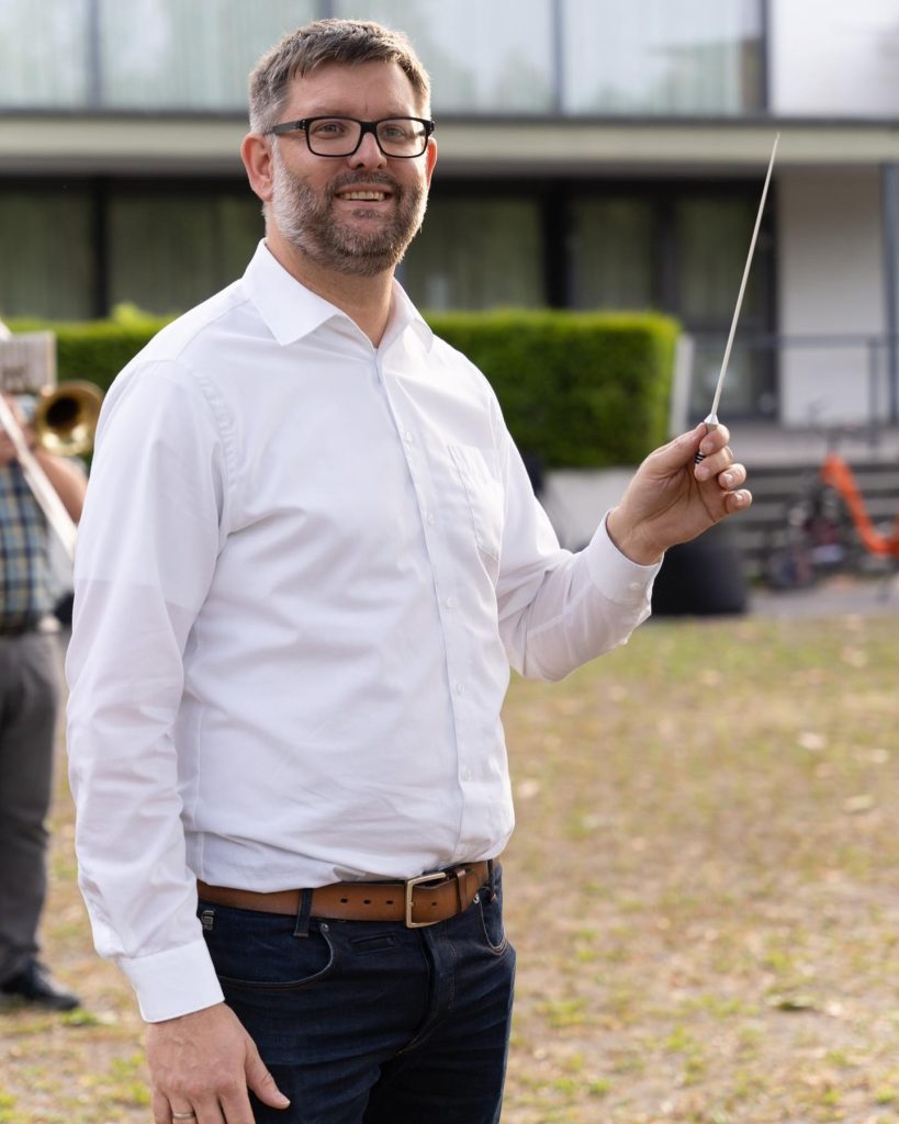 Der Dirigent mit Taktstock bei der gemeinsamen Probe mit dem Tambourcorps 2022