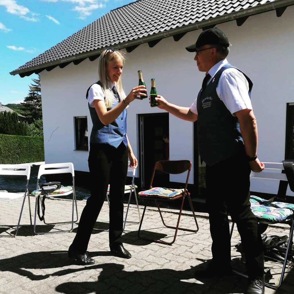 Zwei Musiker in Uniform stoßen beim Schützenfest 2022 an
