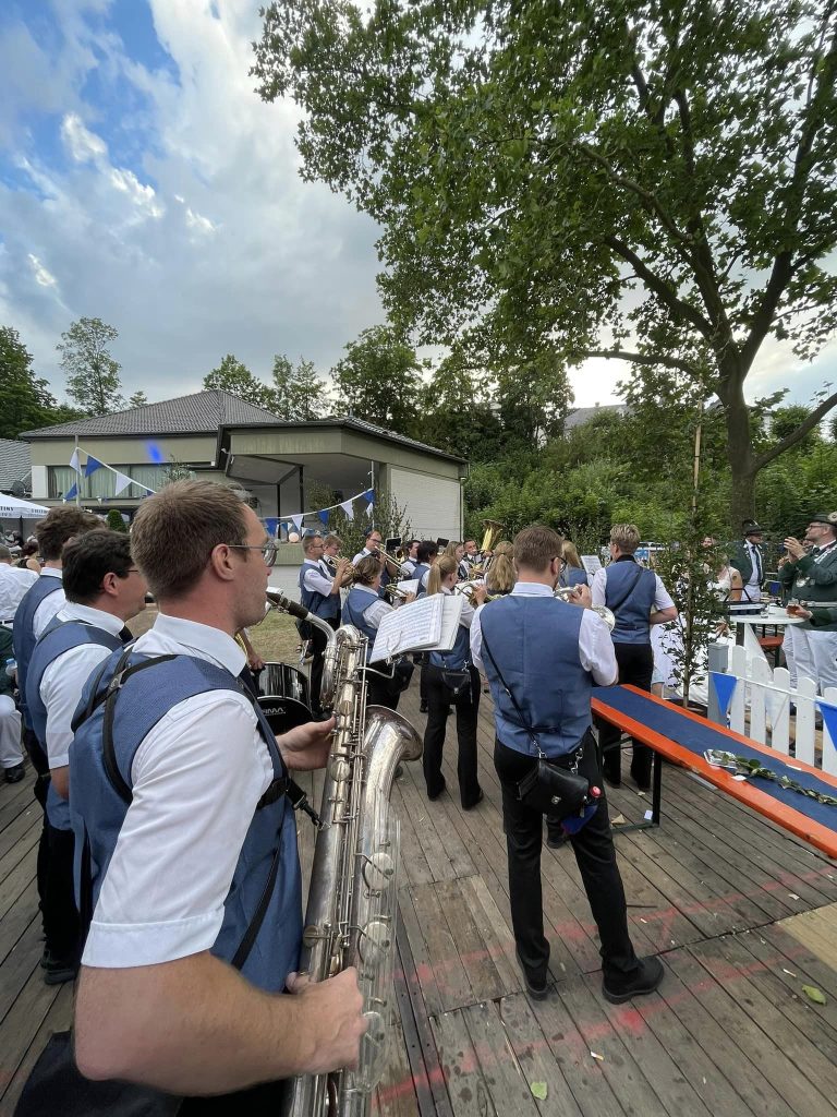 Musiker in Uniform mit Posaune beim Schützenfest 2022