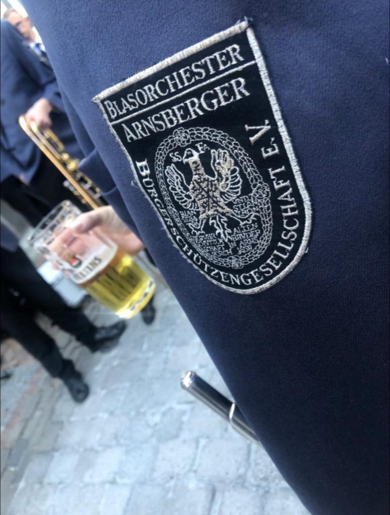 Wappen-Aufnäher des Blasorchesters an der Uniformjacke beim Schützenfest 2022
