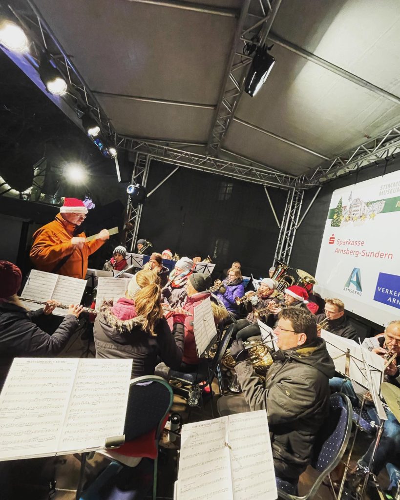 Seitlicher Blick über die Notenpulte auf der Weihnachtsmarktbühne 2022