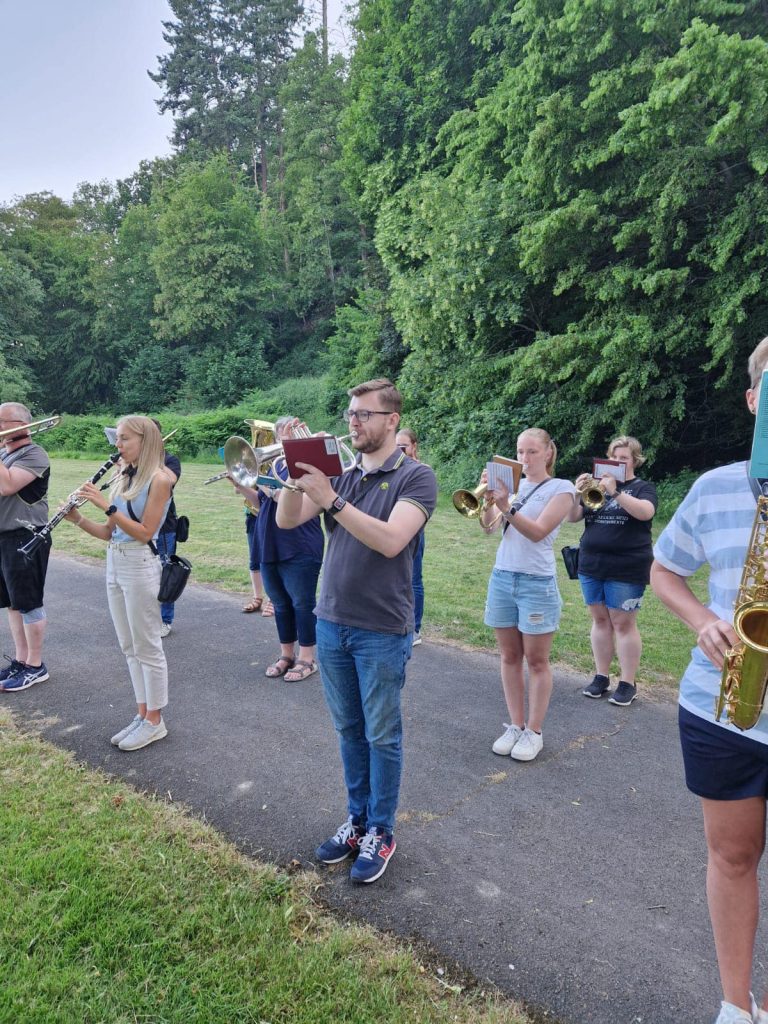Musikerinnen und Musiker marschieren mit ihren Instrumenten bei der Marschprobe 2023