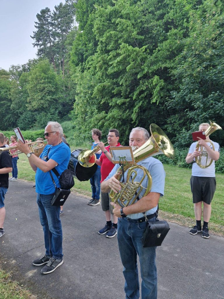 Tenorhorn und Trompeten bei der Marschprobe 2023