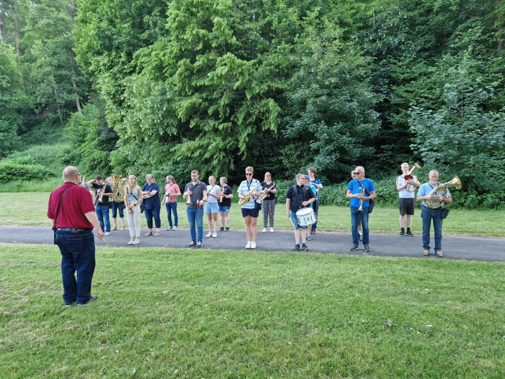 Das Orchester in Reihen aufgestellt bei der Marschprobe 2023
