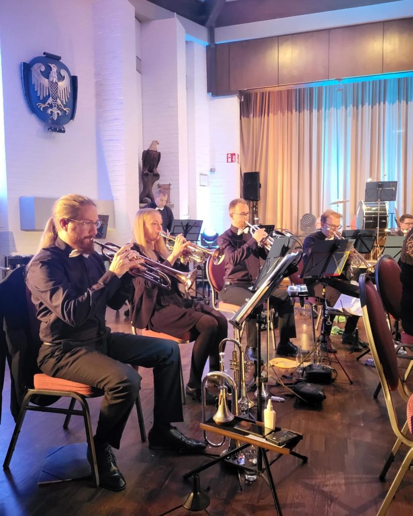Holzbläser und Saxophone auf der Bühne der Festhalle beim Konzert 2023