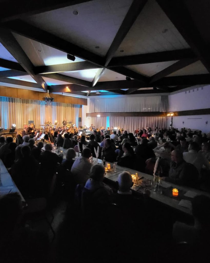 Voll besetzter Saal der Festhalle beim Konzert 2023
