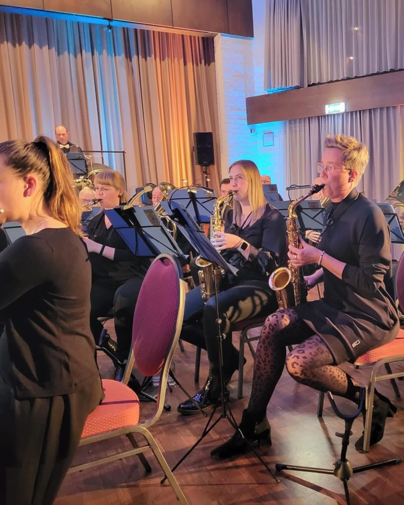 Saxophonregister auf der Bühne der Festhalle beim Konzert 2023
