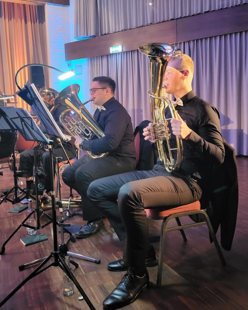 Tuba und Tenorhorn auf der Bühne der Festhalle beim Konzert 2023