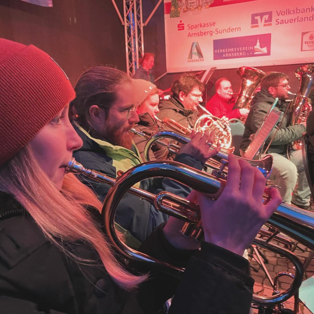 Eine Musikerin mit Flügelhorn auf der Weihnachtsmarktbühne 2023