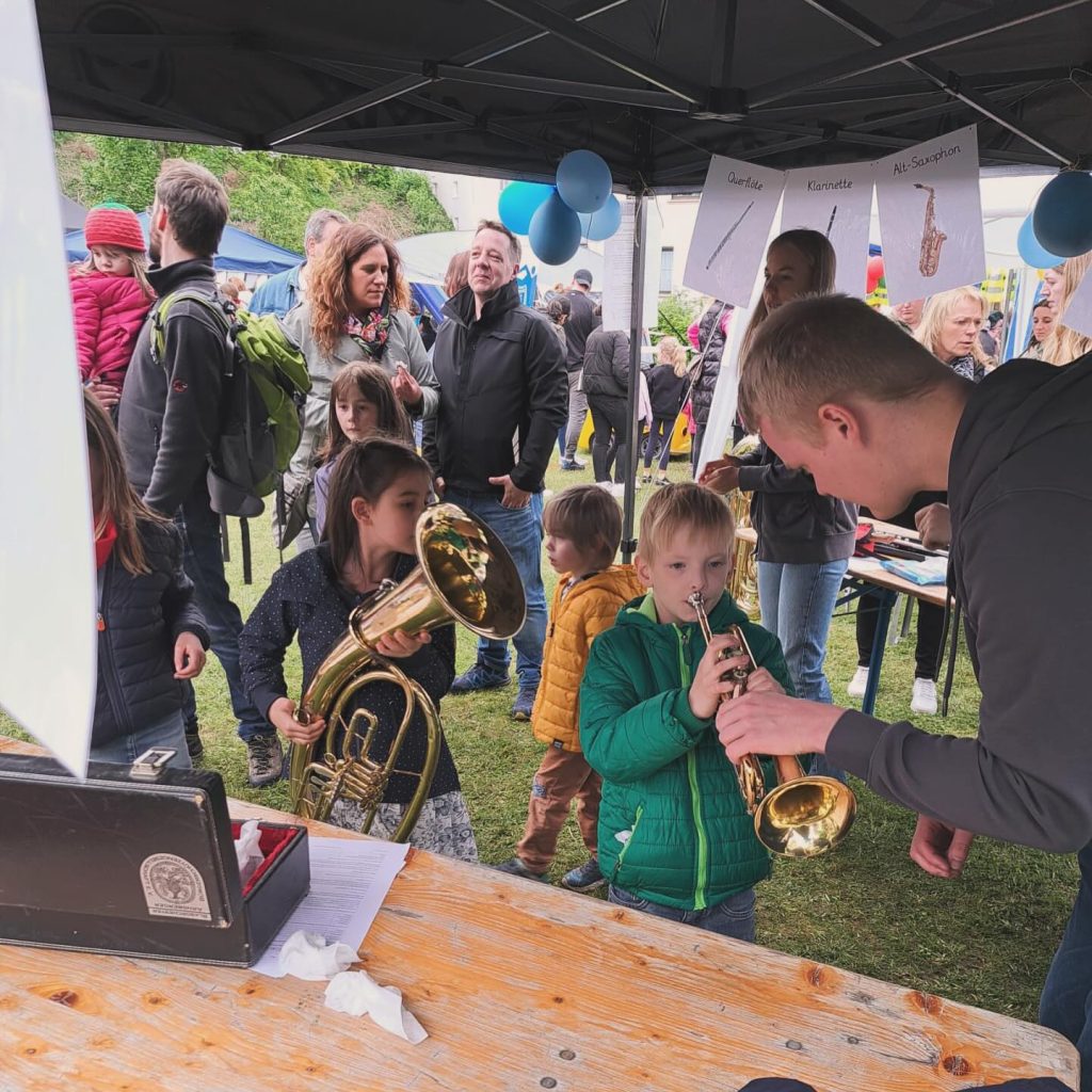 Kinder probieren Tenorhorn und Trompete unter Anleitung aus, Kids Day 2024