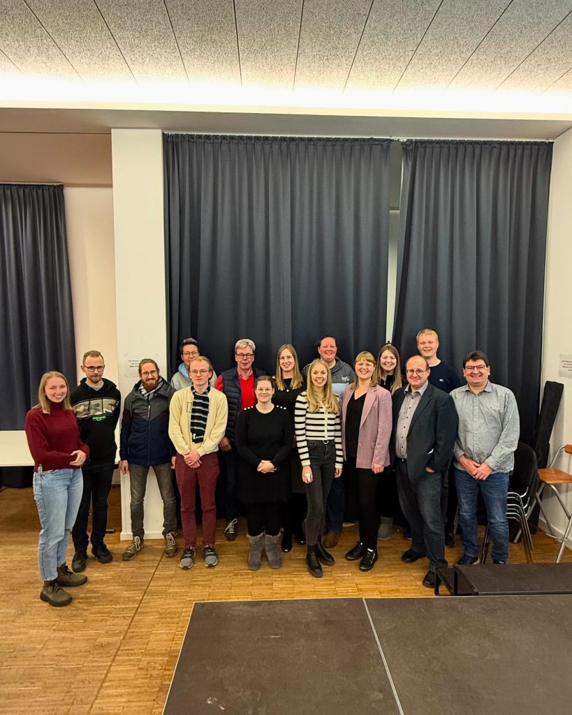 Gruppenfoto der Mitglieder bei der Jahreshauptversammlung 2025