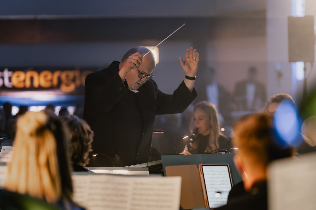 Dirigent Andreas Büchel leitet das Orchester beim Herbstkonzert 2025