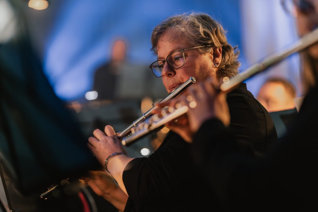 Querflötistin beim Herbstkonzert 2025