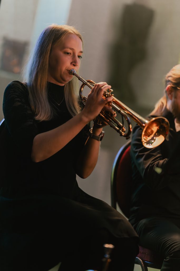 Trompeterin beim Herbstkonzert 2025