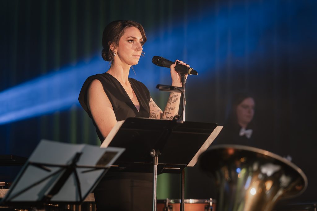 Gastsängerin Antonia Hengesbach am Mikrofon beim Herbstkonzert 2025