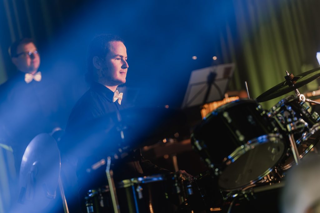 Schlagzeug und Schlagwerk im blauen Scheinwerferlicht beim Herbstkonzert 2025