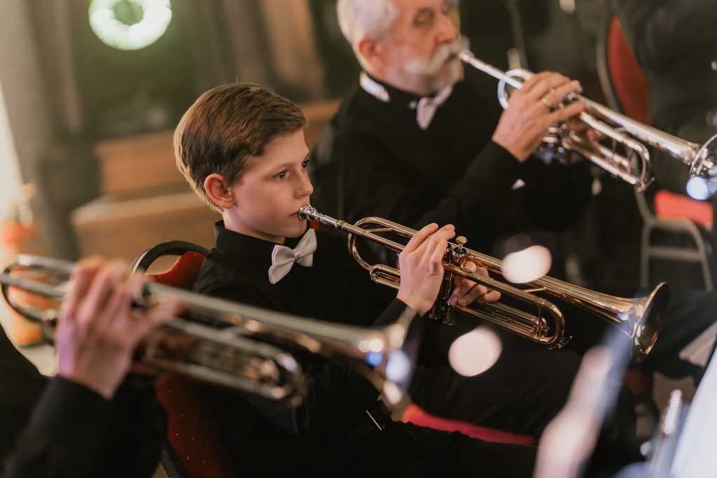 Ein junger Trompeter spielt neben erfahrenen Musikern beim Herbstkonzert 2025