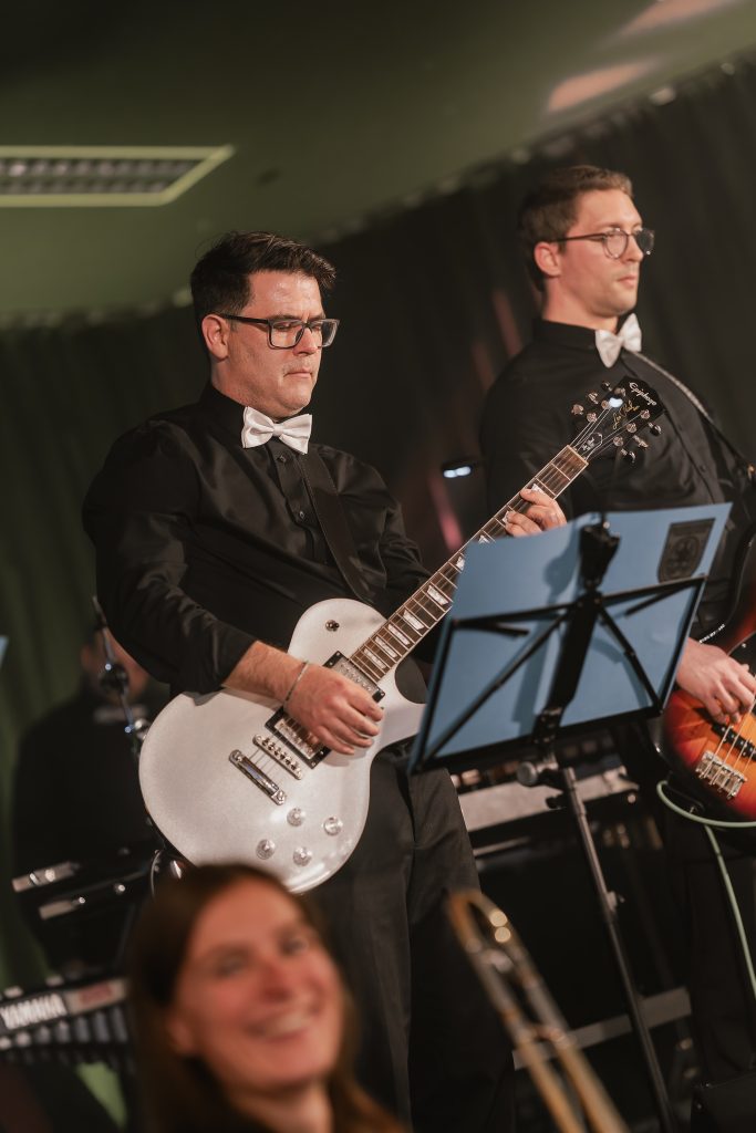 Gitarrist auf der Bühne beim Herbstkonzert 2025