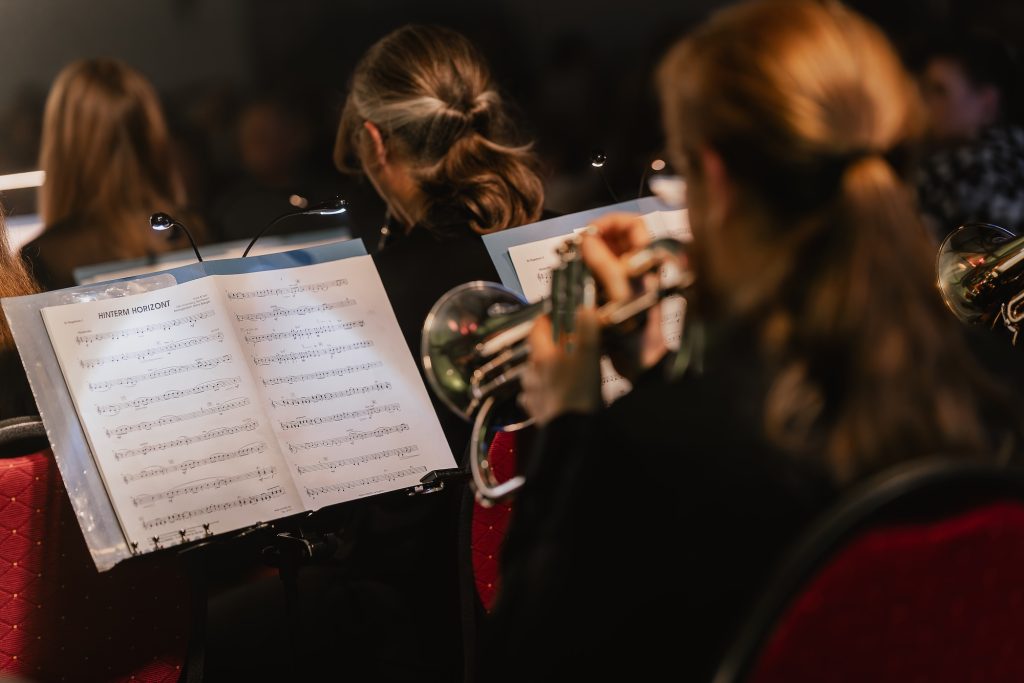 Blick über die Schulter der Musikerinnen auf die Noten beim Herbstkonzert 2025