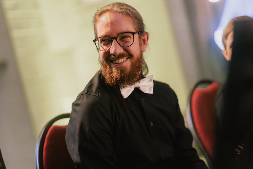 Ein Musiker lacht auf der Bühne beim Herbstkonzert 2025