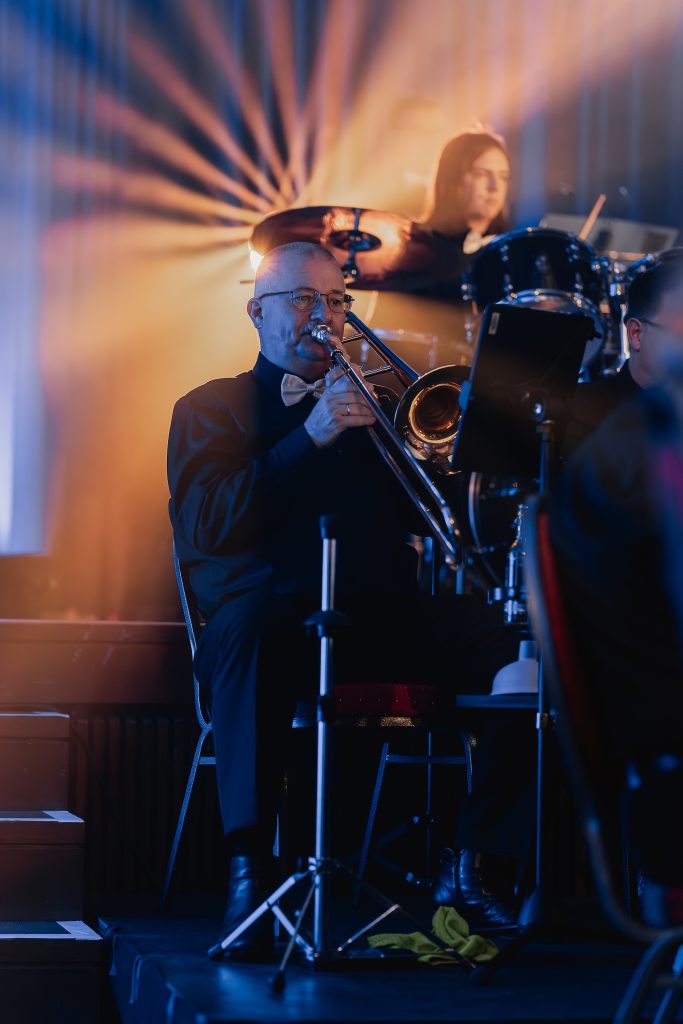 Trompeter im Gegenlicht der Bühnenscheinwerfer beim Herbstkonzert 2025
