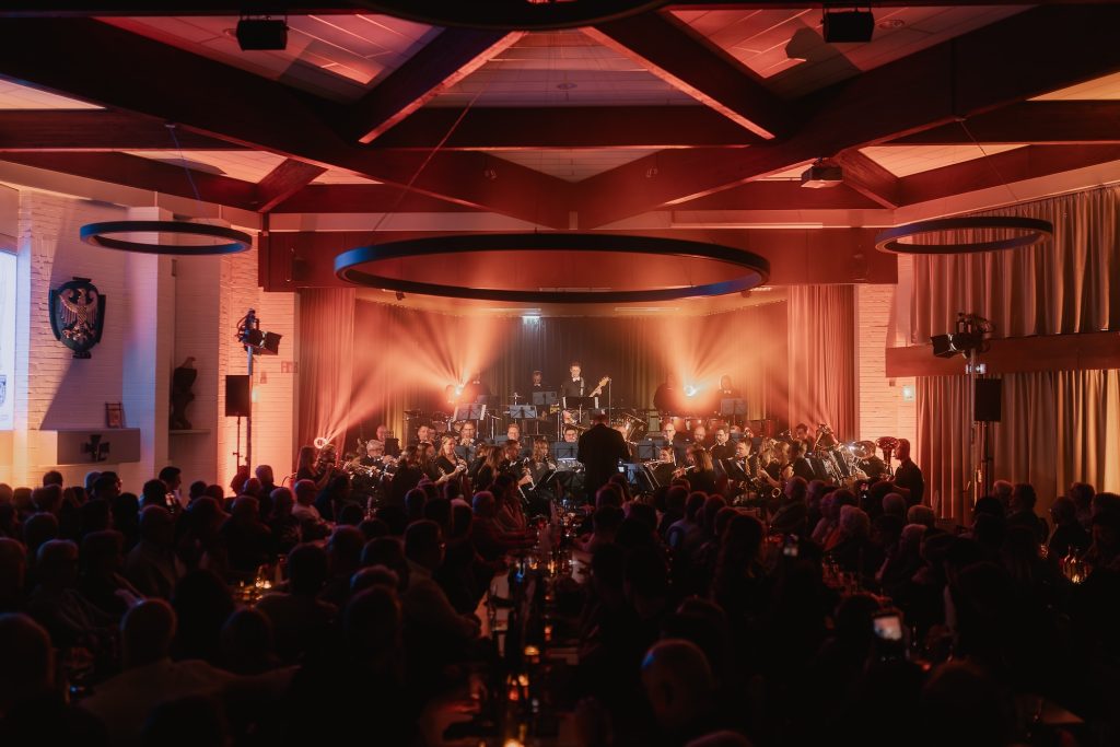 Blick in den voll besetzten Saal der Festhalle mit dem Orchester auf der Bühne beim Herbstkonzert 2025