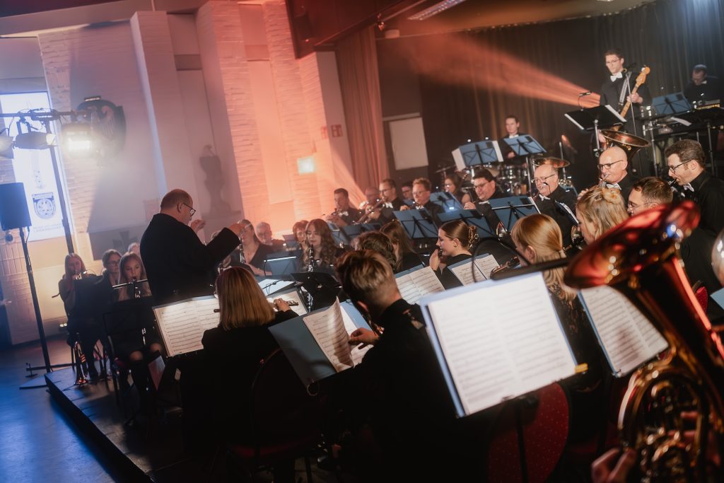 Seitlicher Blick über das Orchester im Bühnennebel beim Herbstkonzert 2025