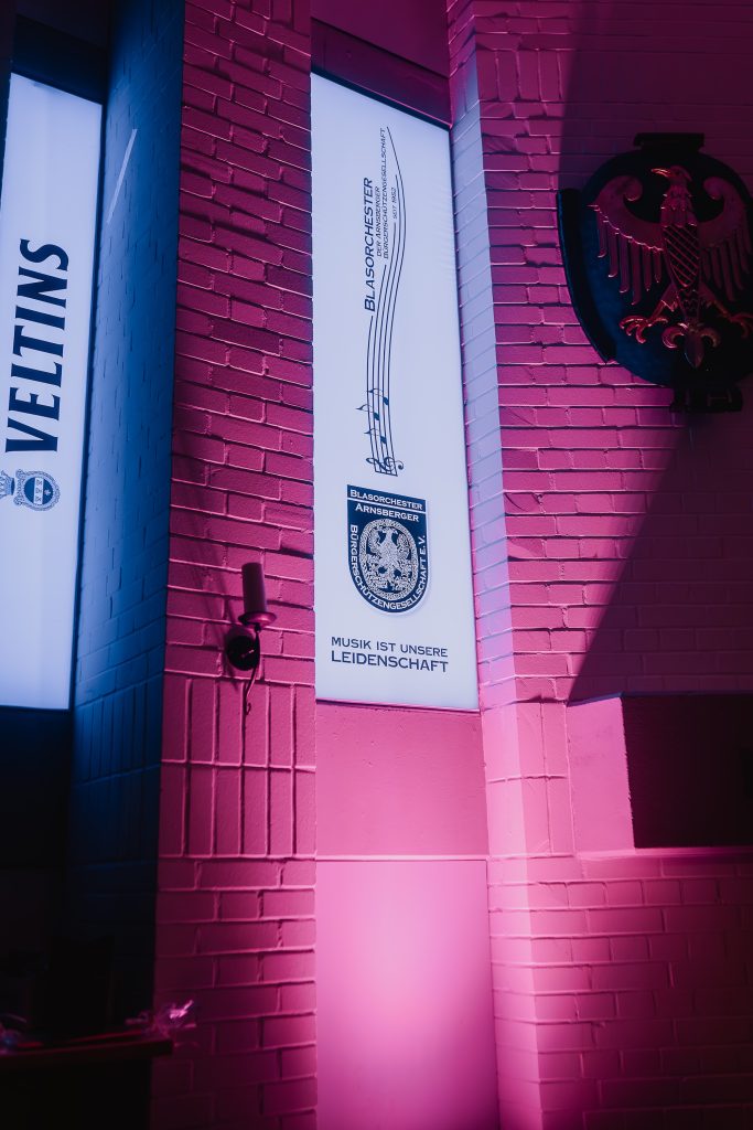 Banner mit dem Vereinswappen in der Festhalle beim Herbstkonzert 2025